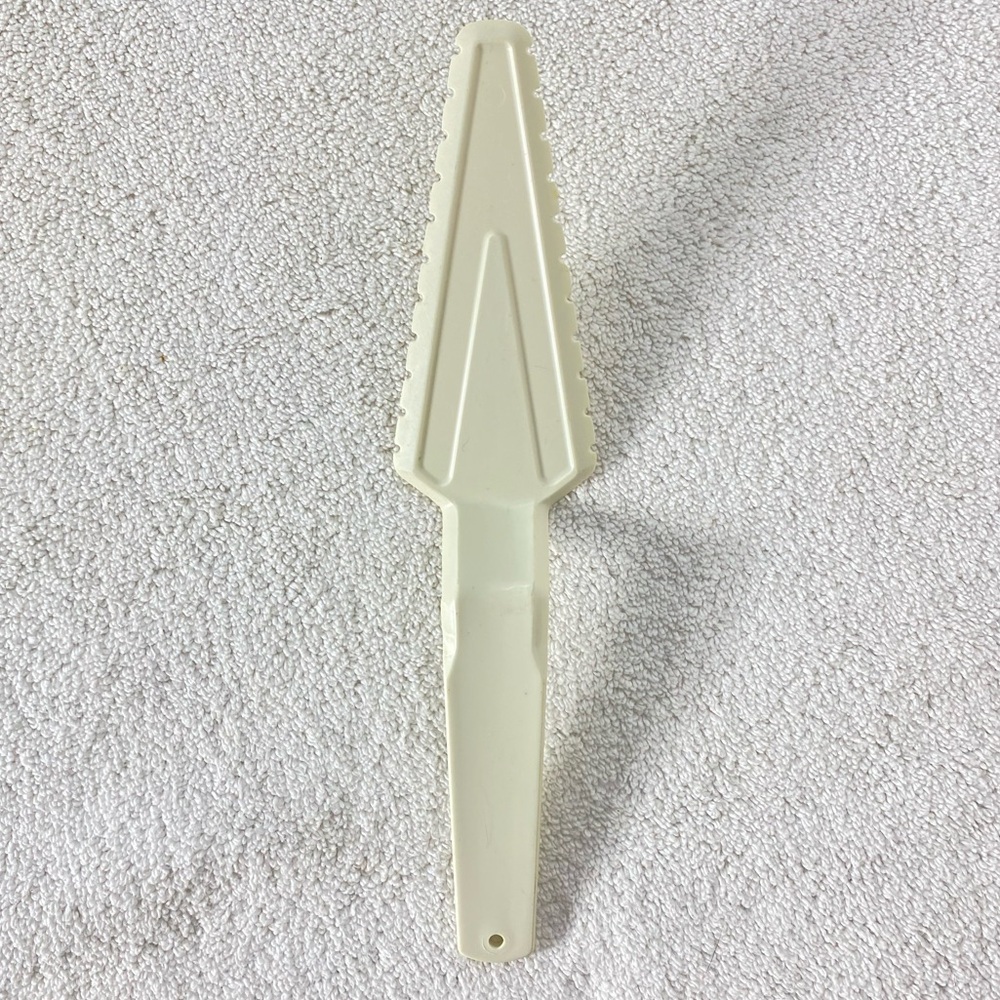 5/$35 Vintage Tupperware Beige Serrated Cake Knife Pie Knife Serving Utensil
